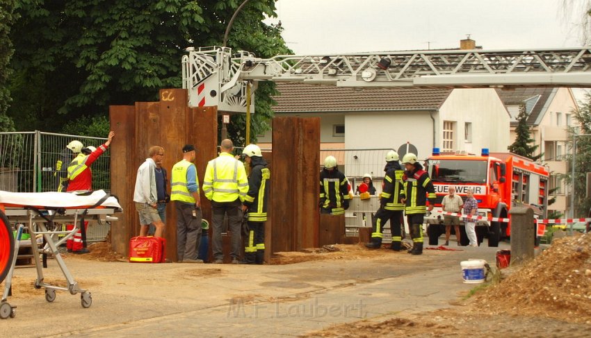 Hilfe Person in Baugrube gestuerzt Koeln Brueck Koenigsforststr P058.JPG